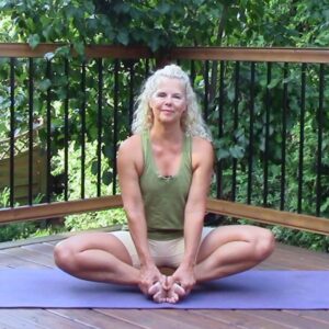 Marie-Josée Rioux, professeure de yoga en ligne, spécialisée en yoga doux pour le bien-être et la relaxation.