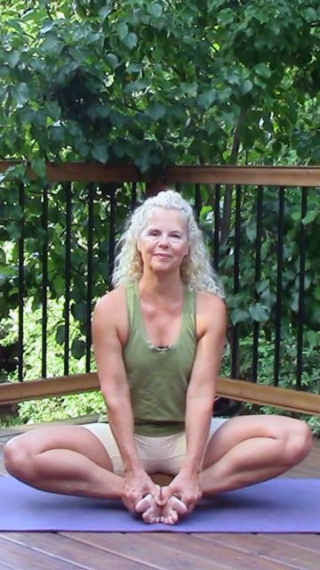 Marie-Josée Rioux, instructrice de yoga en ligne, spécialisée en yoga doux pour la relaxation